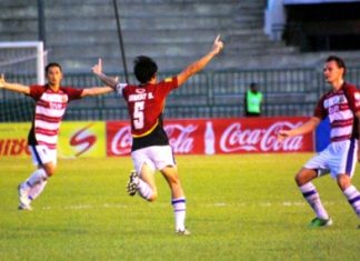 Pattaya United’s Niweat Siriwong, center, celebrates after giving his team the lead at the Army Sports Stadium in Bangkok, Saturday, June 4. (Photo/Ariyawat Nuamsawat)